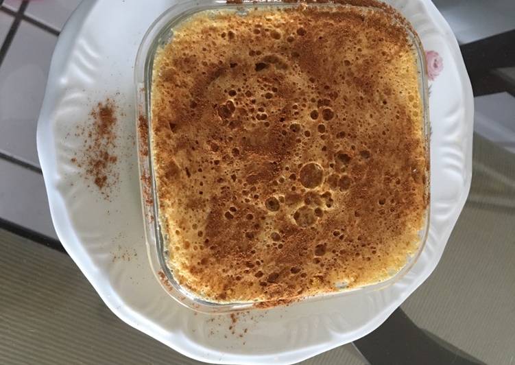 Bolo de maçã na caneca