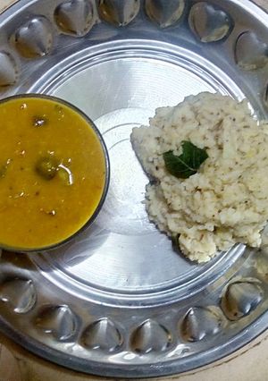 A picture of Ven Pongal And Sambar.