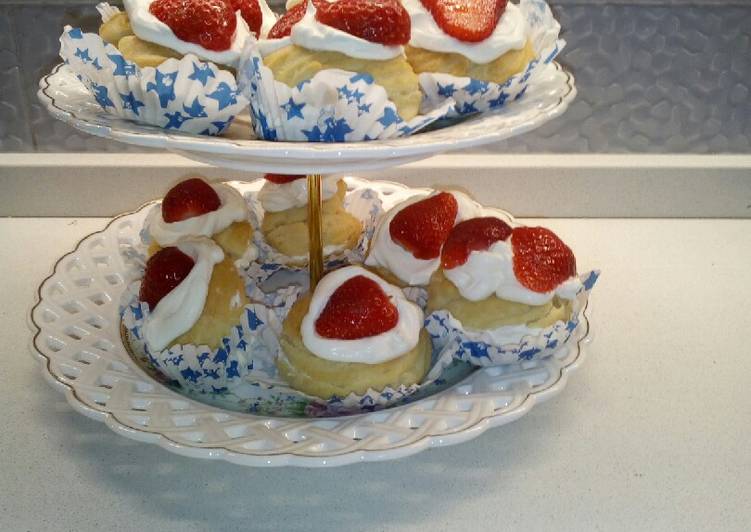 Bignè con panna e fragole