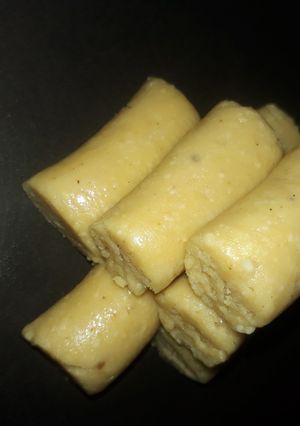 काजू के रोल्स (Kaju ke rolls recipe in Hindi) रेसिपी मुख्य फोटो