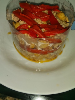 Una foto de Garbanzos con atún y piquillos