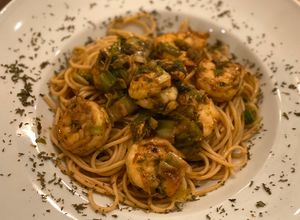 Una foto de Pasta con camarones y Cebollines