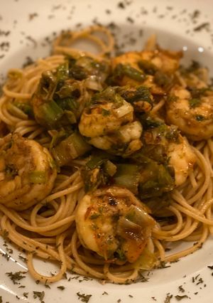 Una foto de Pasta con camarones y Cebollines