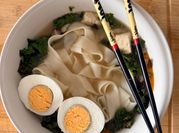 Una foto de fideos ramen