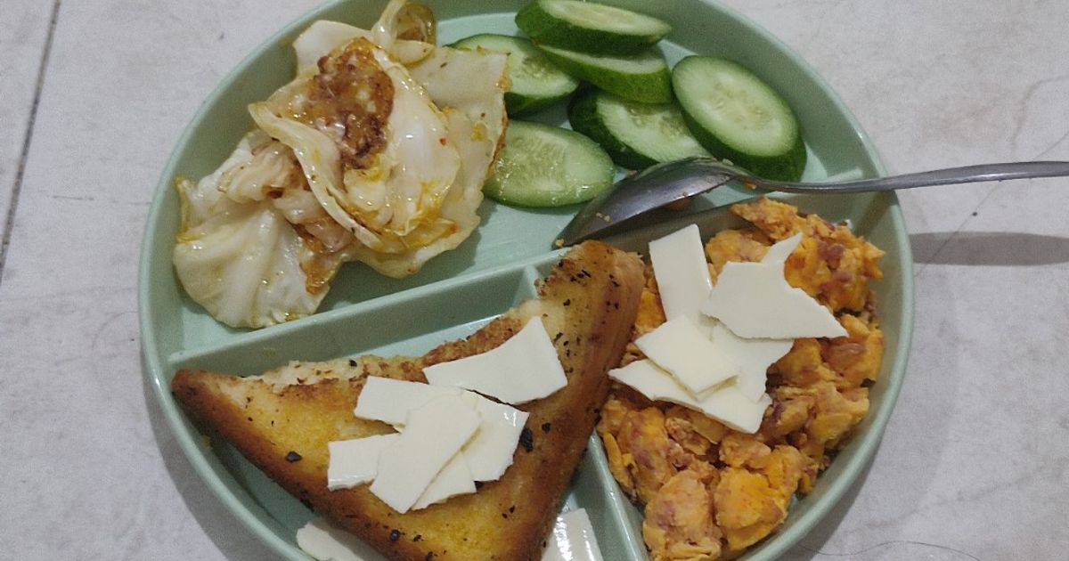 Simple Garlic Bread with Kornet Scramble Egg and Vegetables