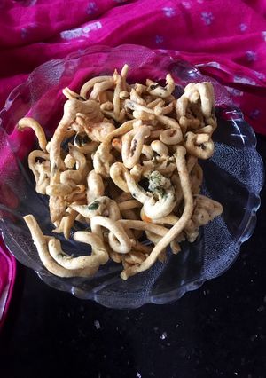 ભાવનગરી મેથીમીચીઁ ગાંઠિયા(Methimirchi Ganthiya Recipe In Gujarati) રેસીપી મુખ્ય ફોટો