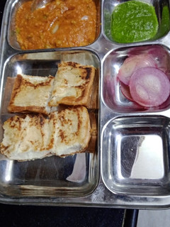 पाव भाजी (Pav bhaji recipe in Hindi) रेसिपी मुख्य फोटो