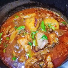 A picture of Three colour aloo chicken karahi.