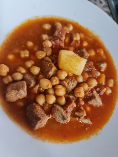 Una foto de Potaje Ibérico con Garbanzos. 🥩🫑🧅
