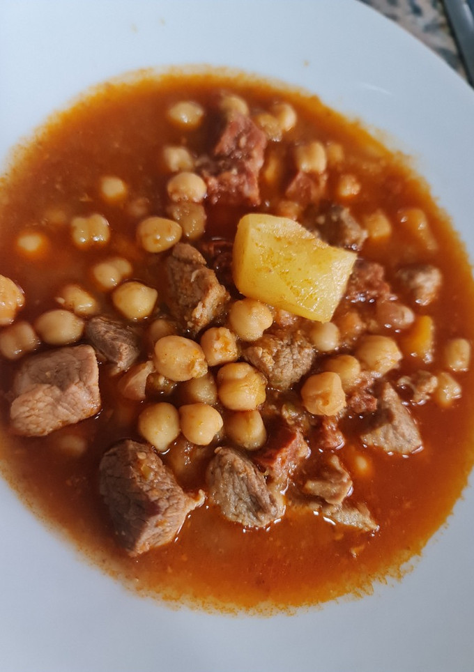 Una foto de Potaje Ibérico con Garbanzos. 🥩🫑🧅
