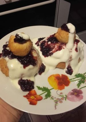 O poză a rețetei Papanași cu smântână și dulceață.