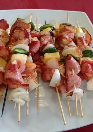 Una foto de Brochetas de camarones