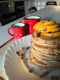 Pancakes con pesca, burro arachidi e gocce di cioccolato