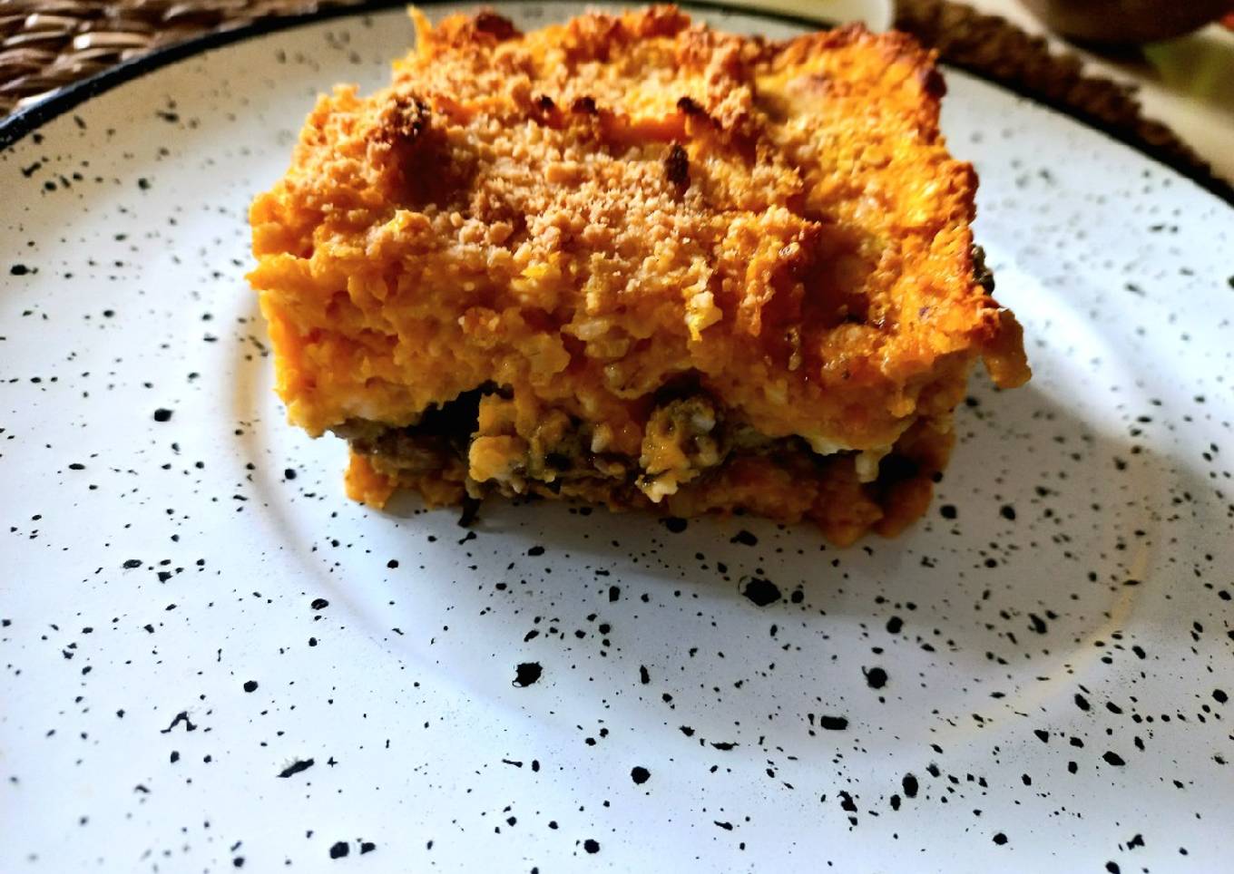 Pastel de calabaza y carne cortada a cuchillo