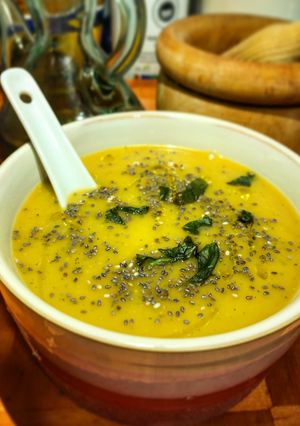 Una foto de Crema de calabacín con camembert y chia