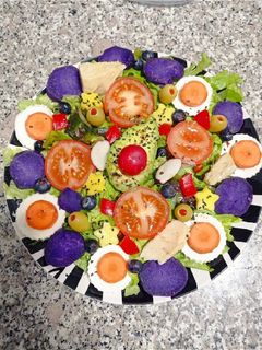 Una foto de Ensalada multicolor 🌈 con patata 💜