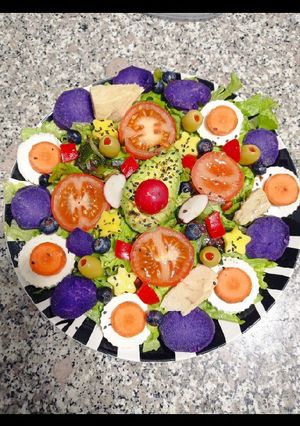 Una foto de Ensalada multicolor 🌈 con patata 💜