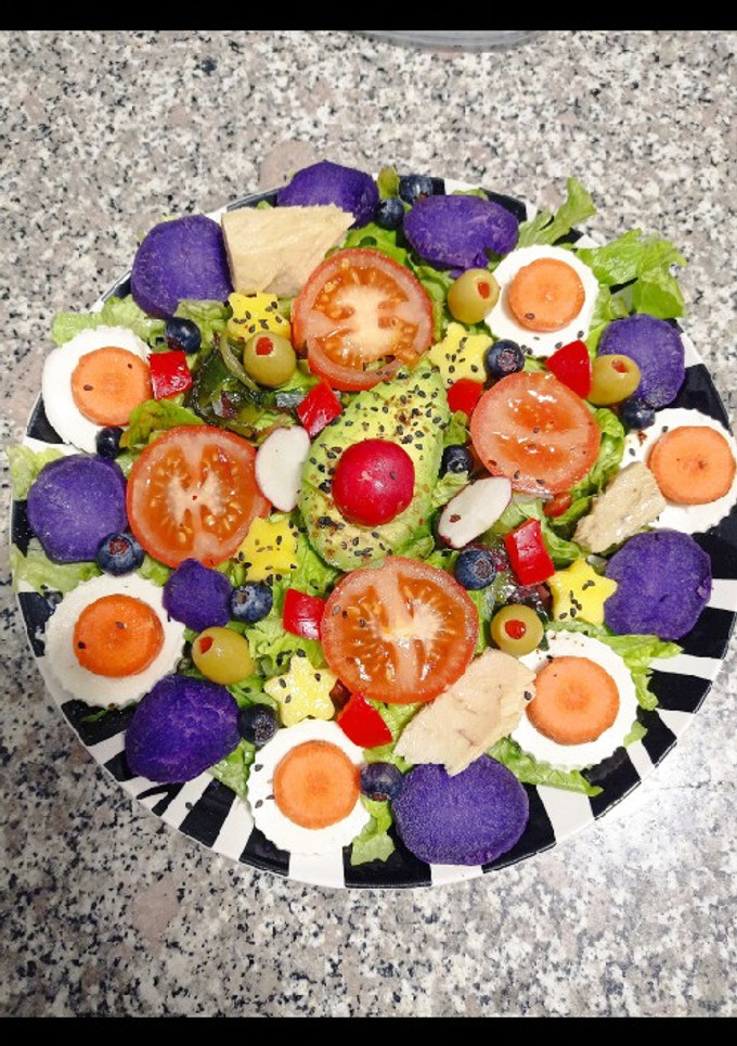 Una foto de Ensalada multicolor 🌈 con patata 💜
