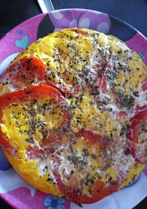 Una foto de Tortilla de huevo y morrón 🥚🍅