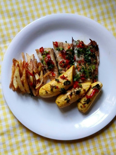 A picture of Fish, chips and grilled Plantain.