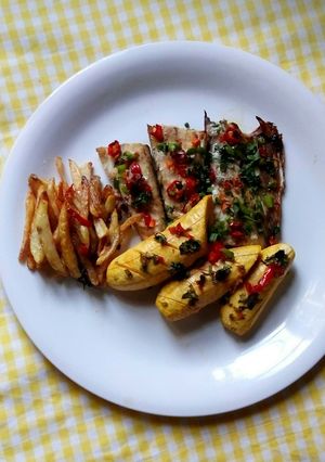 A picture of Fish, chips and grilled Plantain.