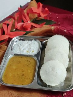 इडलि,सांबर और चटनी (idli sambar aur chutney recipe in Hindi) रेसिपी मुख्य फोटो