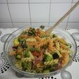 Pasta con verduras salteadas con bacon