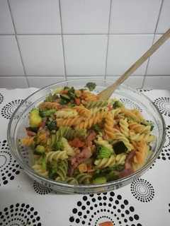 Una foto de Pasta con verduras salteadas con bacon