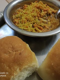 मिसल पाव (Misal pav recipe in Hindi) रेसिपी मुख्य फोटो