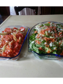 Una foto de Ensalada de hojas, tomate pepino y zanahoria