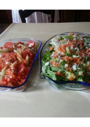 Una foto de Ensalada de hojas, tomate pepino y zanahoria