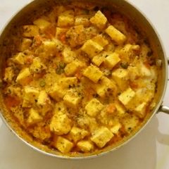 A picture of Matar Paneer.