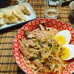 Foto di Ramen - Noodles in brodo con carne e verdure