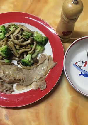รูปของ สามชั้นสไลค์ ทานคู่กับผัดเห็ดชิเมจิและบรอคโคลี (คีโต-Keto)