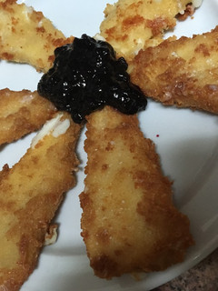 Una foto de 🧀Queso frito con mermelada de arándanos🧀