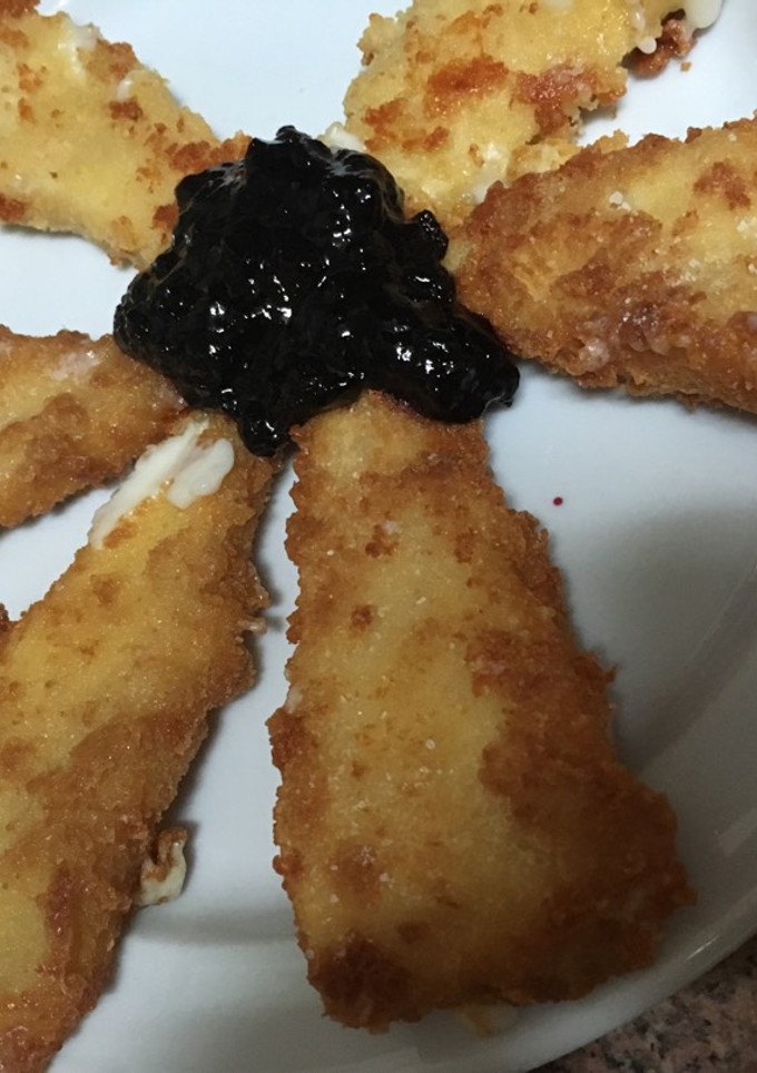 Una foto de 🧀Queso frito con mermelada de arándanos🧀