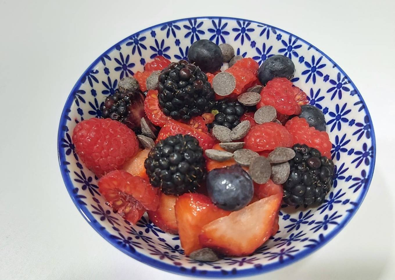 Postre saludable, con futos rojos y pepitas de chocolate