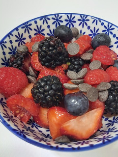 Una foto de Postre saludable, con futos rojos y pepitas de chocolate