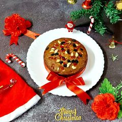 A picture of Christmas Plum Cake.