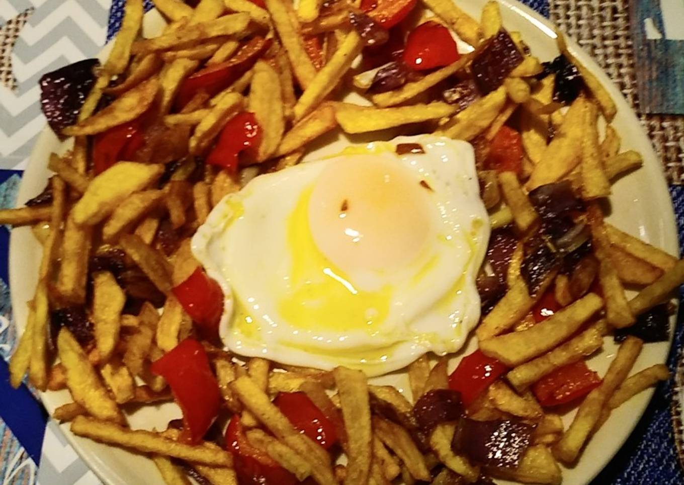 Huevos rotos con pimiento y cebolla