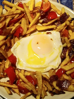 Una foto de Huevos rotos con pimiento y cebolla