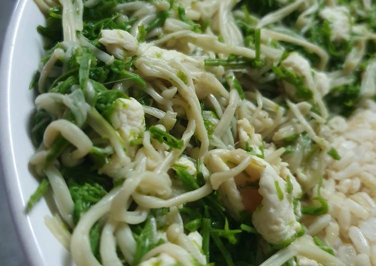 เห็ดเข็มทองชะอมกระเทียมพริกไทย