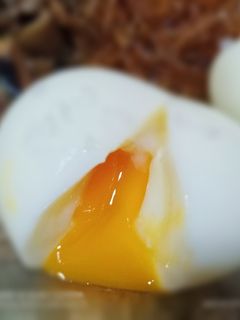 Una foto de Huevos mollet con vermicelli y setas