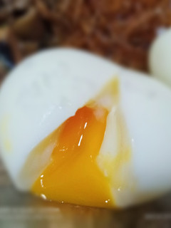 Una foto de Huevos mollet con vermicelli y setas