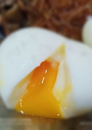 Una foto de Huevos mollet con vermicelli y setas
