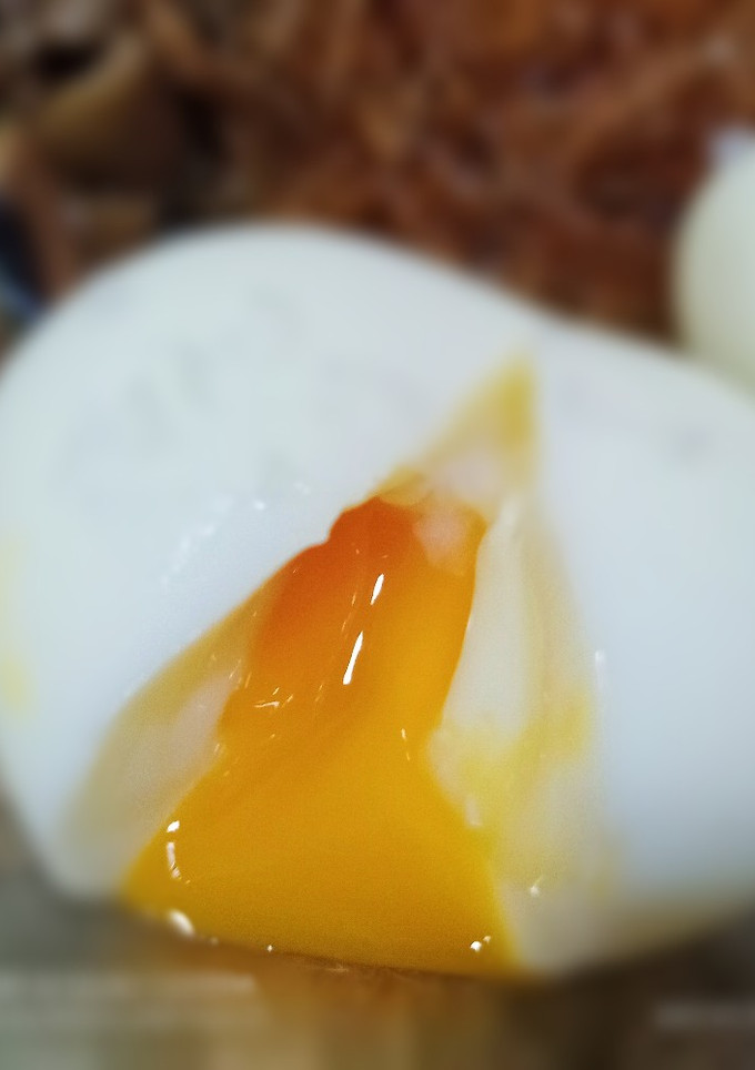 Una foto de Huevos mollet con vermicelli y setas