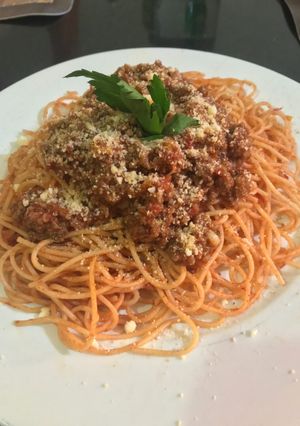 Una foto de Pasta con carne en salsa napolitana
