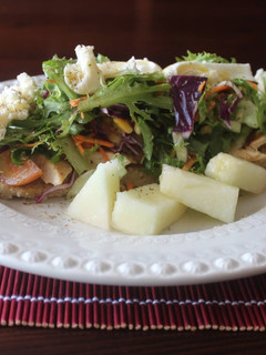 Foto de Tosta de broa com salada e frango grelhado