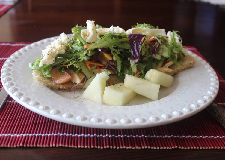 How to Prepare Homemade Tosta de broa com salada e frango grelhado