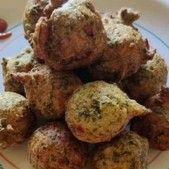 A picture of Methi paneer onion pakoras.